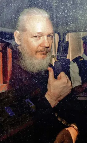  ??  ?? Julian Assange (47 anni) era nell’ambasciata dell’ecuador a Londra da quasi 7 anni: ieri è stato arrestato