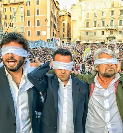  ??  ?? Al Pantheon Alessandro Di Battista, Luigi Di Maio e Beppe Grillo alla protesta di M5S
(Ansa)