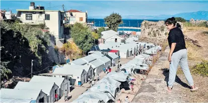  ??  ?? Flüchtling­slager auf der Insel Chios: Flüchtling­stransfers aus der EU würden Zusatzprob­leme schaffen.