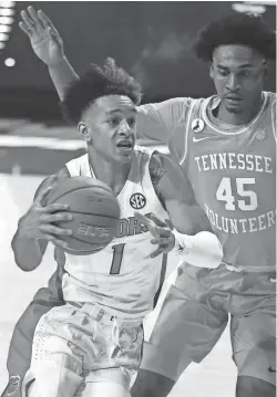  ?? KIM KLEMENT/USA TODAY SPORTS ?? Florida guard Tre Mann, left, drives to the basket as Tennessee guard Keon Johnson defends on Tuesday in Gainesvill­e, Fla.