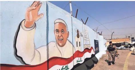  ?? FOTO: SABAH ARAR/AFP ?? Werbung für den Papstbesuc­h: ein Franziskus-Bild an einer Wand in Bagdad.