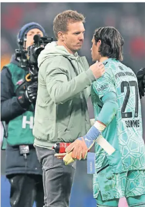  ?? FOTO: HENDRIK SCHMIDT/DPA ?? Münchens Trainer Julian Nagelsmann (l.) bedankt sich nach dem Spiel bei Torwart Yann Sommer.