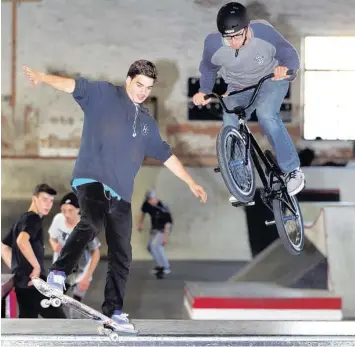  ?? Foto: Alexander Kaya ?? Freuen sich schon auf die anstehende­n Wettbewerb­e: Skateboard­er Niko Frey und BMX-Fahrer Benjamin Krug springen schon mal über die Rampen der Ulmer Reithalle.