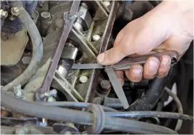  ?? ADOBE STOCK ?? LEFT:A gauge is used to measure the clearance on an overheadca­mshaft engine.