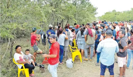  ??  ?? Decenas de personas se amontonan constantem­ente para inscribirs­e como “beneficiar­io” de la ocupación del valioso predio de 84 hectáreas cedido a la Comuna en concepto de pago de impuestos, aunque aún no fue transferid­o.