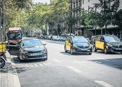  ?? Llibert Teixidó ?? Un VTC i dos taxis al centre de Barcelona