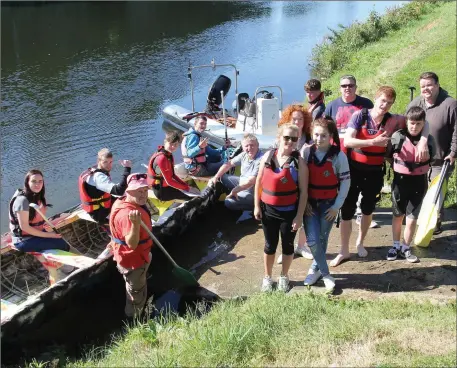  ??  ?? Members of the Glór and Fusion Youth Projects from South West Wexford Family Resource Centre in Ramsgrange along with youth workers Jane McWilliams, Denise Murphy, Matt Flynn and Dean King prepare to launch the boat made by Amdy McGarry at the Prom,...