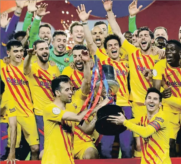  ??  ?? El póster. Messi y Busquets levantando la Copa entre la algarabía de sus compañeros, anoche en Sevilla