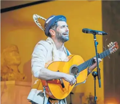  ?? ROMÁN RÍOS ?? CARNAVAL EN EL HOSPITAL. Jesús Bienvenido ha grabado un vídeo con varios cuplés de su espectácul­o ‘El Balsero’ para aliviar el aislamient­o de los pacientes que se encuentran ingresados con covid–19 en los hospitales de Cádiz y Puerto Real, dentro de la iniciativa ‘El poder de la música’.