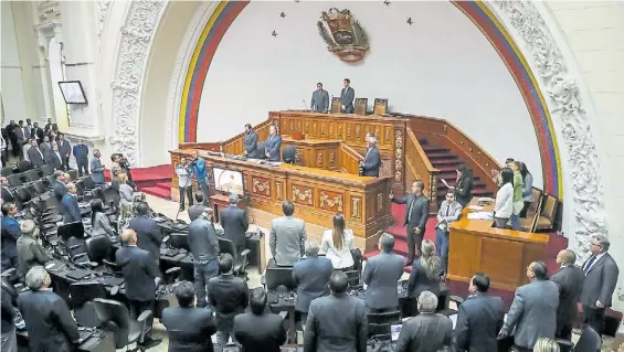  ?? EFE ?? Crisis. La Asamblea Nacional durante la sesión en que declararon “usurpador” a Maduro y votaron una Ley de Amnistía para militares.