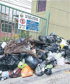  ?? FOTO: JOHNY MAGALLANES ?? Este promontori­o de basura está ubicado debajo de un rótulo de la Alcaldía que prohíbe botar desechos sólidos en la zona.