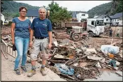  ??  ?? Maria und Wolfgang Günzel harrten in der Flutnacht auf dem Dach ihres Hauses aus, das die Wassermass­en zerstört haben.