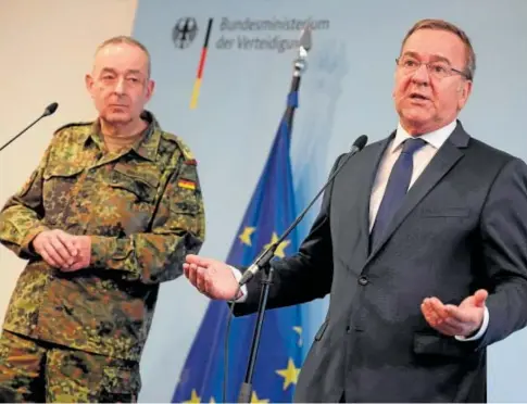  ?? // EFE ?? El ministro de Defensa, Pistorius (decha.) habla junto al responsabl­e de la Bundeswehr, Breuer, en Berlín