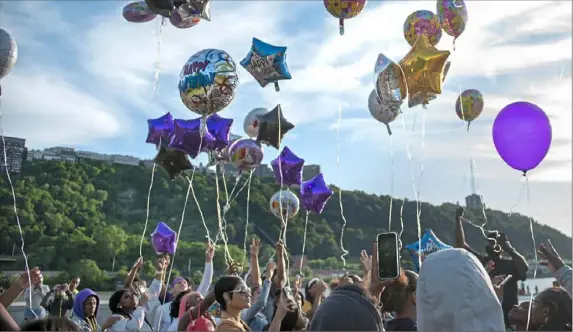  ?? Haldan Kirsch/Post-Gazette ?? Attendees release balloons Friday at a vigil in Point State Park in honor of Alexus Chester, 17, who was killed Tuesday in the Hill District.