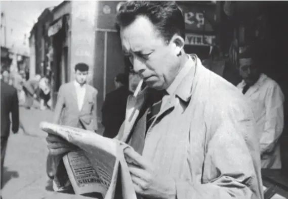  ?? STF INTERCONTI­NENTALE VIA AGENCE FRANCE-PRESSE ?? L’écrivain français, journalist­e, philosophe et Prix Nobel de littératur­e en 1957, Albert Camus, lisant un journal, cigarette aux lèvres, à Paris en 1953.