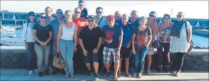  ??  ?? Foto de familía de varios asistentes a la Asamblea, entre ellos, el presidente de la Federación de Peñas Barcelonis­tas de Canarias, Yamal Hawach