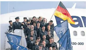  ?? FOTO: DPA ?? Gruppenfot­o mit der Crew: Die deutsche Nationalma­nnschaft beim Abflug aus Frankfurt.