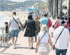  ?? ?? Turistes al passeig marítim de Lloret de Mar a l’abril