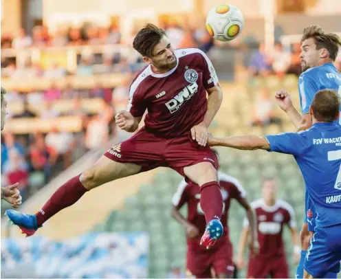  ?? Foto: imago/Björn Draws ?? BFC Dynamo heute mit multikultu­rellem Ensemble: David Kamm Al-Azzawe beim Kopfball im Punktspiel gegen Wacker Nordhausen.