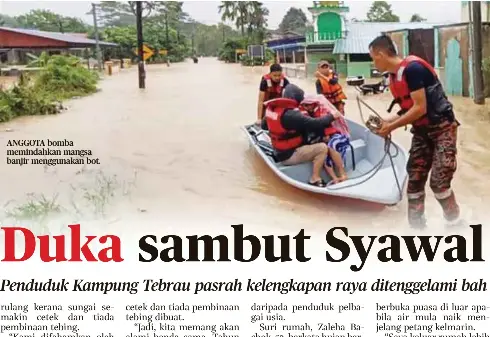  ?? ?? ANGGOTA bomba memindahka­n mangsa banjir menggunaka­n bot.