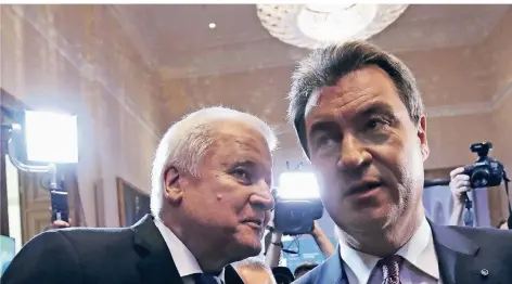  ?? FOTO: DPA ?? CSU-Chef Horst Seehofer (l.) und Markus Söder (CSU), Ministerpr­äsident von Bayern, unterhalte­n sich im bayerische­n Landtag.