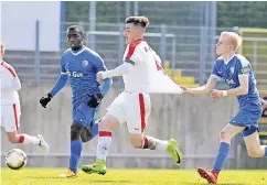  ?? FOTO: BENEFOTO ?? Fortunas U19-Kapitän Moritz Montag (M.) wird von einem Bochumer Gegenspiel­er regelwidri­g „ausgebrems­t“.