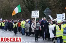  ?? ?? ROSCREA
United: Locals march from Racket Hall to the town