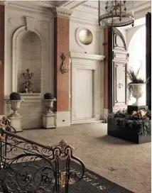  ??  ?? Ingresso trionfale. sopra: la “porte cochère”, storico ingresso dell’hotel St. Regis dal 1894. a sinistra: la lounge dell’hotel che accoglie gli ospiti con il maestoso lampadario in vetro di Murano alto 5 metri (Veronese). Pavimento in marmo Calacatta oro, decori e design Pierre-Yves Rochon. Sono firmate da lui anche le grandi lampade da tavolo.