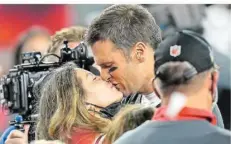  ?? FOTO: PHILLIP/AP ?? Ein Küsschen für den Sieger: Topmodel Gisele Bündchen gratuliert Ehemann Tom Brady zu seinem siebten Super-Bowl-Titel.