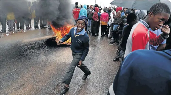  ?? / PHOTOS: THULANI MBELE ?? Pupils at Rietvallei Extension 1 secondary school near Krugersdor­p on the West Rand are boycotting classes, calling on the Gauteng department of education to build them a new, safe school.