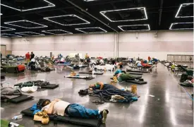  ?? FOTO: KATHRYN ELSESSER/LEHTIKUVA-AFP ?? Människor vilar i ett nedkylning­center i Oregon Convention Center.