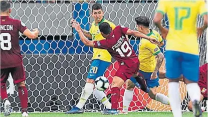  ?? (AP) ?? Anulado. Coutinho remató, pero, antes de entrar, la pelota dio en Firmino, quien estaba fuera de juego.