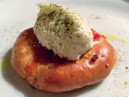  ??  ?? Colori Sopra Sgombro marinato con ketchup di rapa rossa; a sinistra Pizzetta con baccalà e alloro; sotto Caponata di melanzane con aringa affumicata