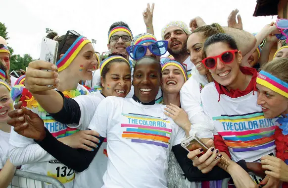  ??  ?? Fiona May è stata madrina d’eccezione della tappa fiorentina della Color Run, la maratona non competitiv­a che ogni anno si corre alle Cascine