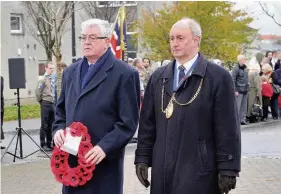  ?? 171116reme­mb_10 ?? Solemn Jim Stevenson and Ronnie Forrest of the Rutherglen Incorporat­ion of Tailors