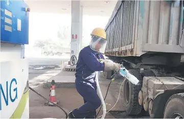  ??  ?? A worker prepares to fuel liquefied natural gas (LNG) for a LNG truck at a gas station in Yutian county, China’s Hebei province. — Reuters photo