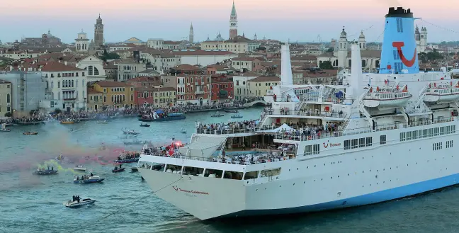  ?? Grandi navi e grandi proteste ?? Da sempre il passaggio dei colossi della crocierist­ica scatena proteste da parte di comitati, ambientali­sti e intellettu­ali