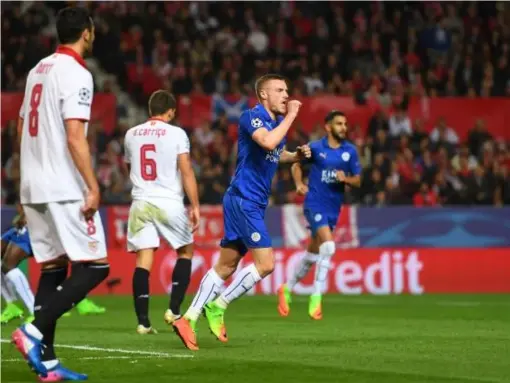  ?? (Getty) ?? Jamie Vardy celebrates after scoring Leicester's vital away goal