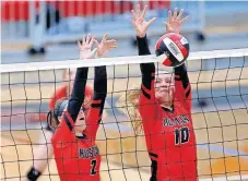  ?? PHIPPS/ THE OKLAHOMAN] ?? Mustang's Casady McKinney (2) ad Ruby Kelley (10) block a hit against Deer Creek last year. [SARAH