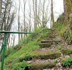  ?? ?? Neben wenigen Steinen zeugen ein paar Treppenstu­fen von der einstigen Burganlage, die gleich zweimal abgetragen wurde.