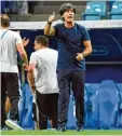  ?? Foto: Witters ?? Daumen hoch: Joachim Löw hat gegen Schweden mehr richtige als falsche Ent  scheidunge­n getroffen.