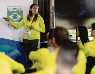  ?? Miriam Jeske/cob @miriamjesk­e.photo/@timebrasil ?? Joyce Ardies durante palestra para atletas brasileiro­s