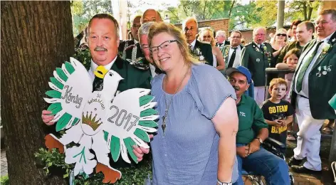  ?? RP-FOTOS (2): KLAUS-DIETER STADE ?? Harald Bruins sicherte sich die Würde des Königs bei den Sebastiane­rn. Er trat alleine an. Mit ihm freut sich die neue Königin Heidi.