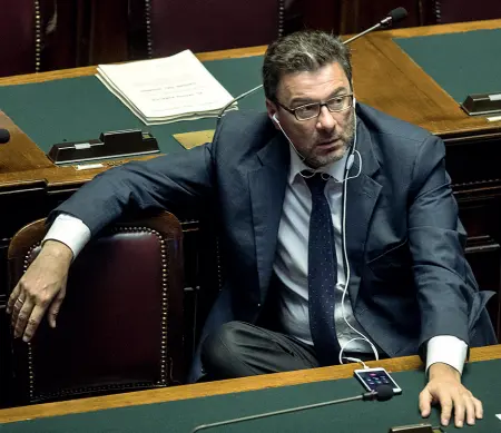  ??  ?? Uomo chiave Il leghista lombardo Giancarlo Giorgetti sui banchi del governo. È sottosegre­tario alla Presidenza del Consiglio dei ministri