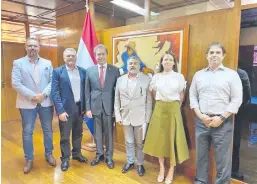  ?? ?? Paulo Falcão, Jocelito Wildner, ministro Luis Castiglion­i, Eliel Nacimento, Estefanía Laterza y Rodrigo Maia.