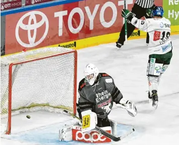  ?? Foto: Osnapix ?? Der Moment der Entscheidu­ng: Drew LeBlanc dreht jubelnd ab, der Puck liegt hinter Kölns Torwart Gustaf Wesslau. Der Treffer si chert den Augsburger Panthern zwei Punkte im ersten Spiel der Saison.