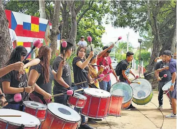  ??  ?? Recreación. Los jóvenes asistentes al festival participar­on en diferentes actividade­s artísticas desarrolla­das en el parque y el centro de usos múltiples de la colonia El Palmar.