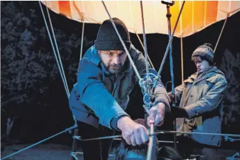  ?? FOTO: MARCO NAGEL ?? Ein waghalsige­s Unternehme­n: Peter Strelzyk (Friedrich Mücke) arbeitet am Flucht-Ballon.