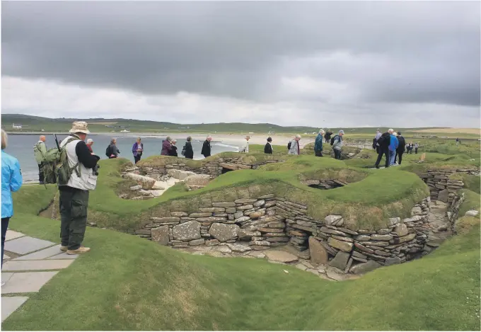  ??  ?? FORHISTORI­SK: Skara brae er en forhistori­sk bosetning, og kalles gjerne «Skottlands Pompeii». De åtte husene var trolig i bruk mellom år 3180 og 2500 før Kristus.