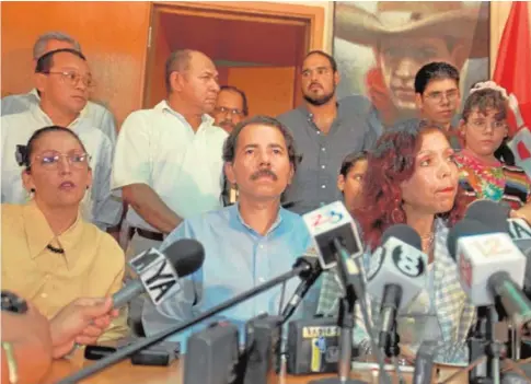  ?? // ABC ?? EL APOYO DE ROSARIO MURILLO A ORTEGA
Daniel Ortega, acompañado de Rosario Murillo, lee en marzo de 1998 en la sede del partido sandinista un comunicado negando las acusacione­s de abusos sexuales de su hijastra, Zoilaméric­a